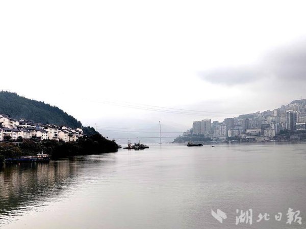 钱掌柜配资 晨雾锁巴东 山城美如画